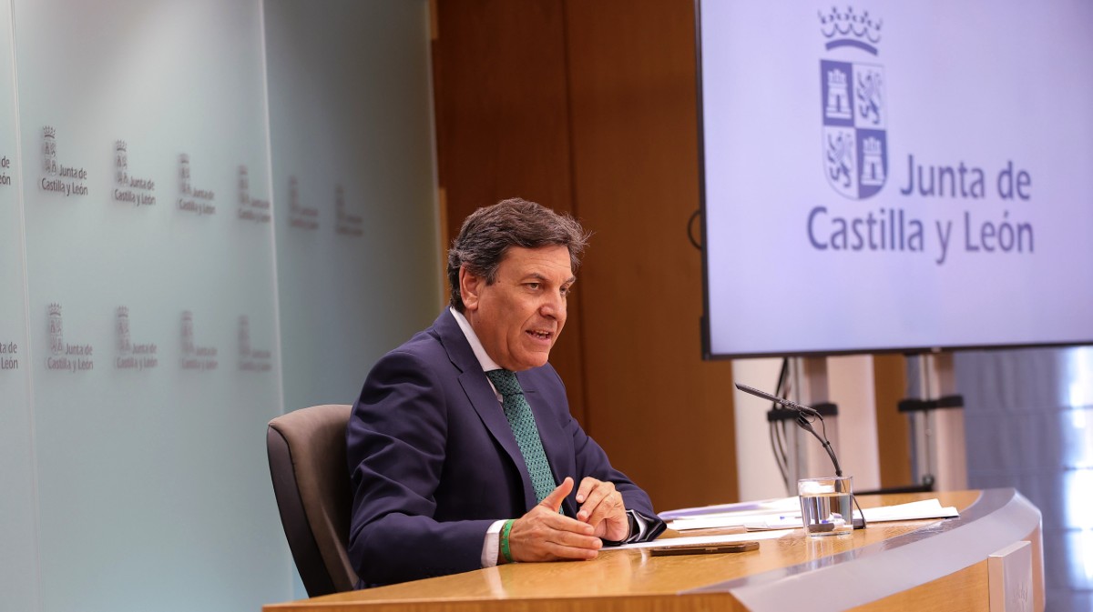 El portavoz de la Junta, Carlos Fern&aacute;ndez Carriedo, explica los acuerdos del Consejo de Gobierno.