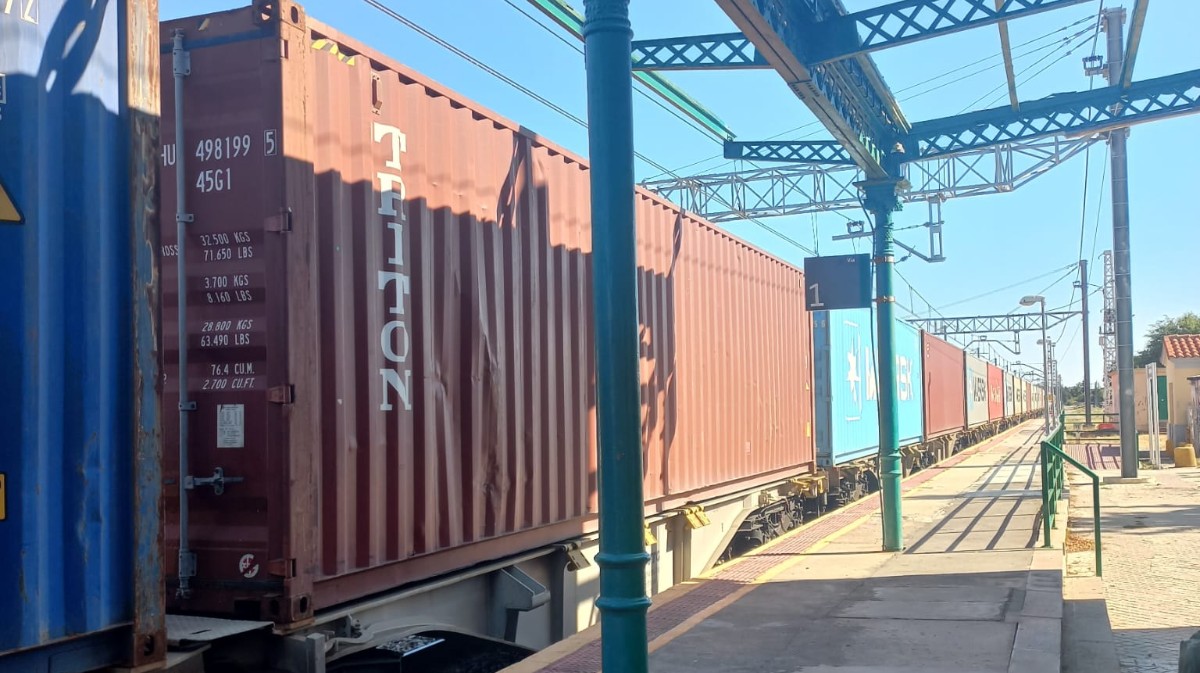Un tren de mercancías averiado bloquea el acceso a un andén en Navalperal
