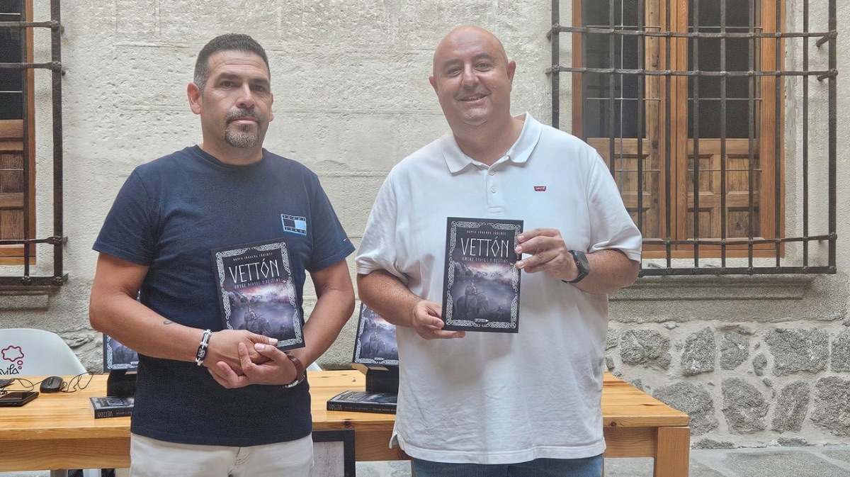 David C&oacute;rdova y Carlos L&oacute;pez presentando el libro