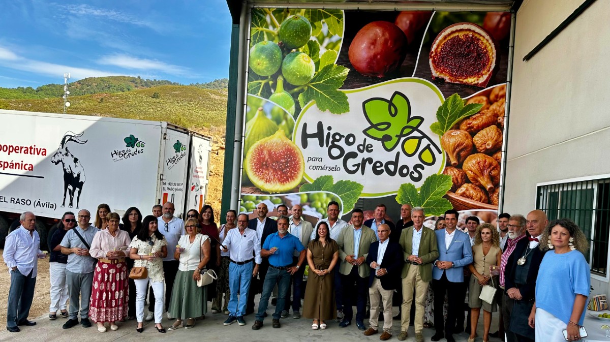 Inaguraci&oacute;n del mural dedicado al Higo de Gredos en la Cooperativa Capra Hispanica en El Raso.