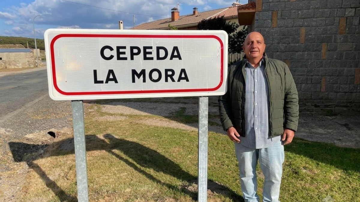 El concejal del PSOE en Cepeda la Mora ante un cartel del municipio.