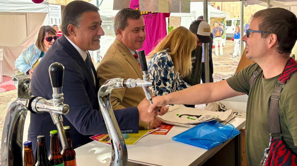 El presidente de la Diputraci&oacute;n saluda a los abulenses en Fromago.