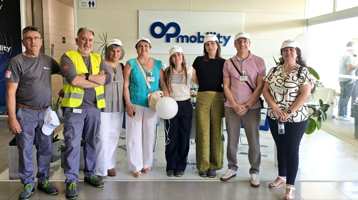 Mar&iacute;a del Mar Gibaja (tercera por la izquierda junto a un trabajador con chaleco) con  compa&ntilde;eros de OPmobility.