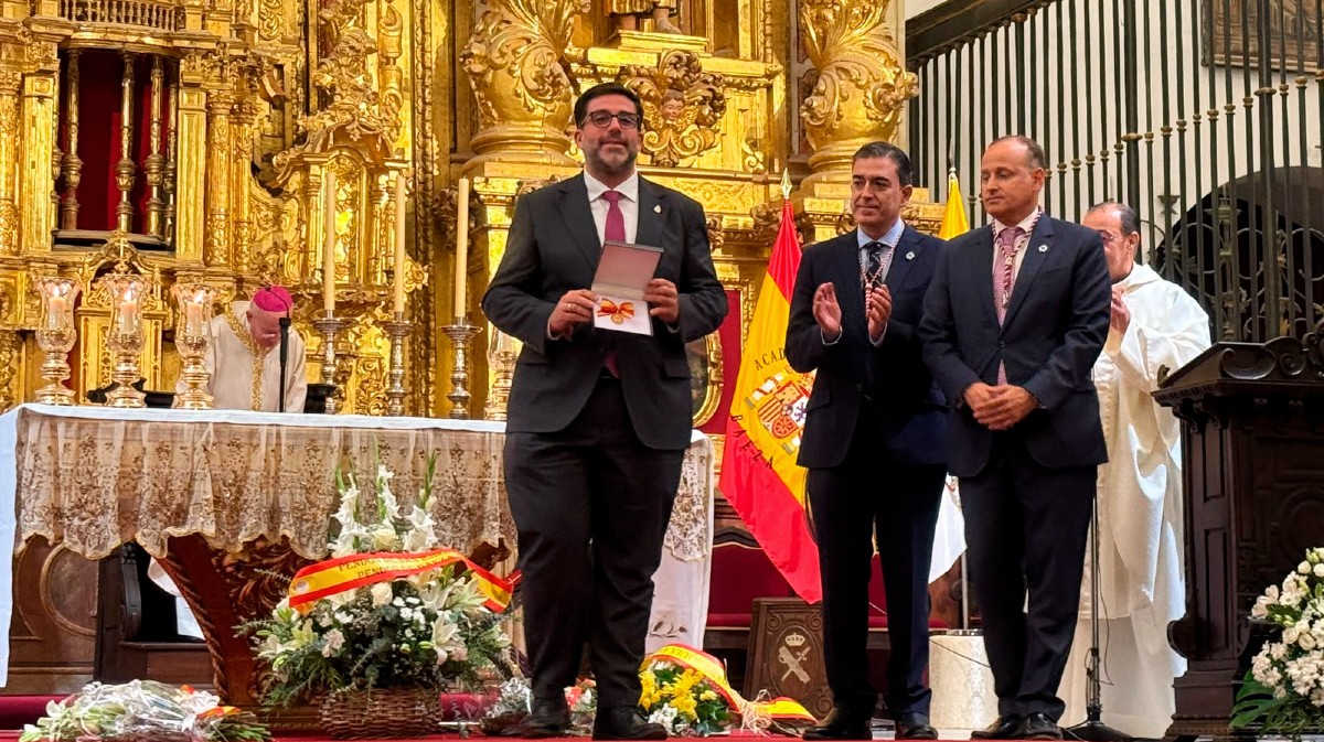 El alcalde de &Aacute;vila recibe la medalla de Baeza.
