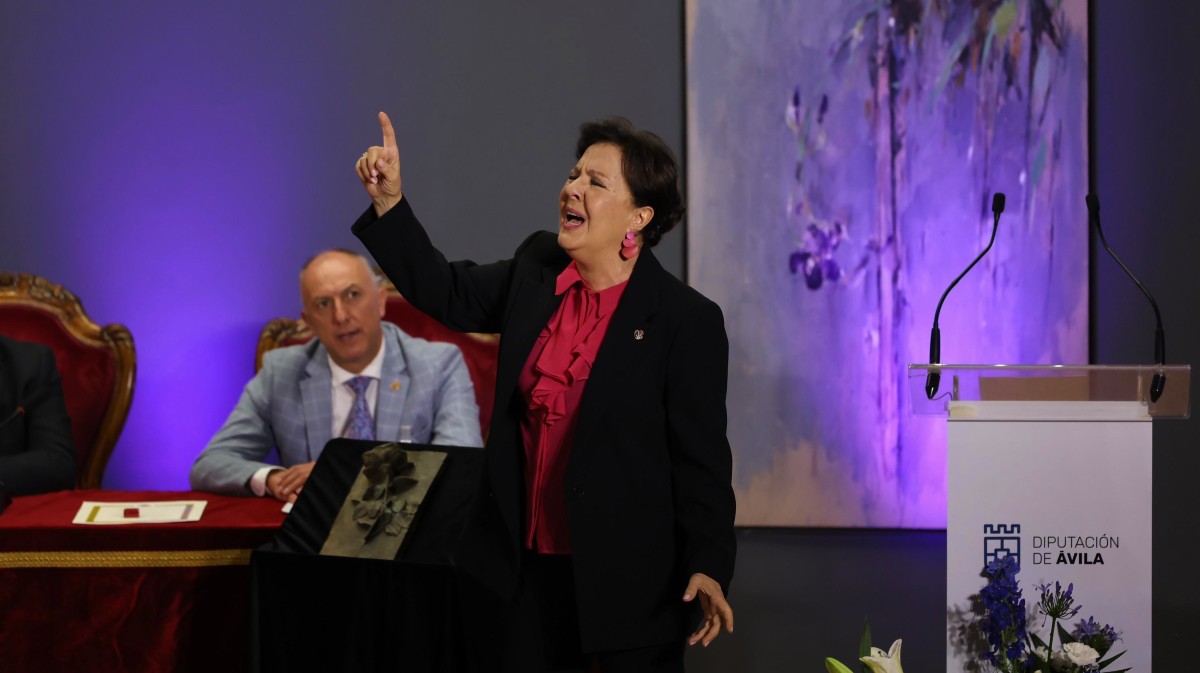 Carmen Linares canta tras recibir el Premio de las Artes Florencio Galindo en 2024.