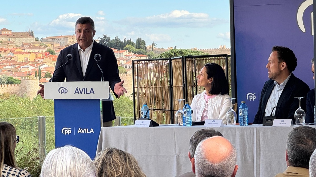 Carlos Garc&iacute;a, presidente del PP, en la directiva provincial.