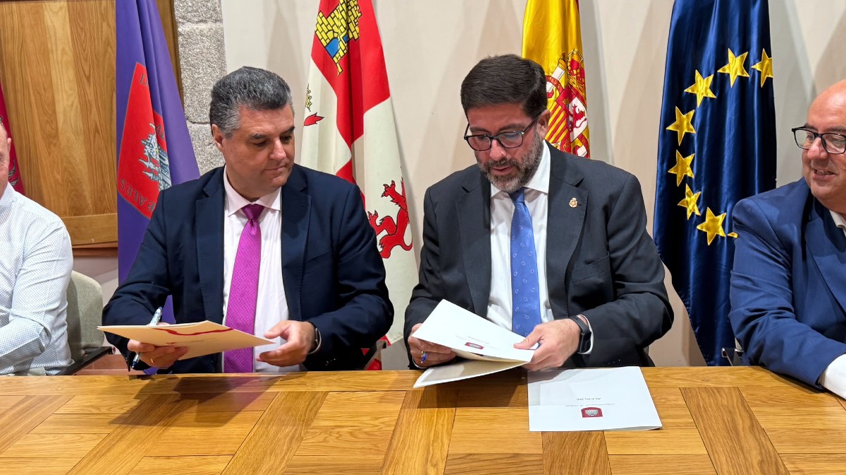 El director general de Caja Rural de Salamanca y el alcalde de &Aacute;vila.