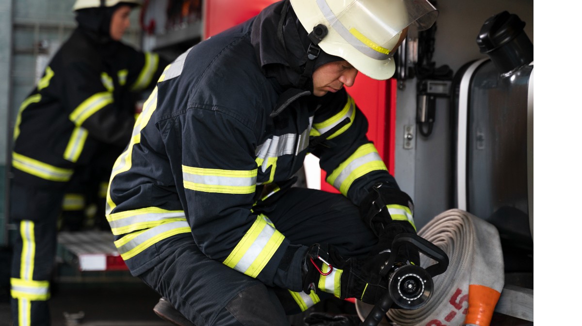 Imagen de archivo de bomberos en su trabajo.