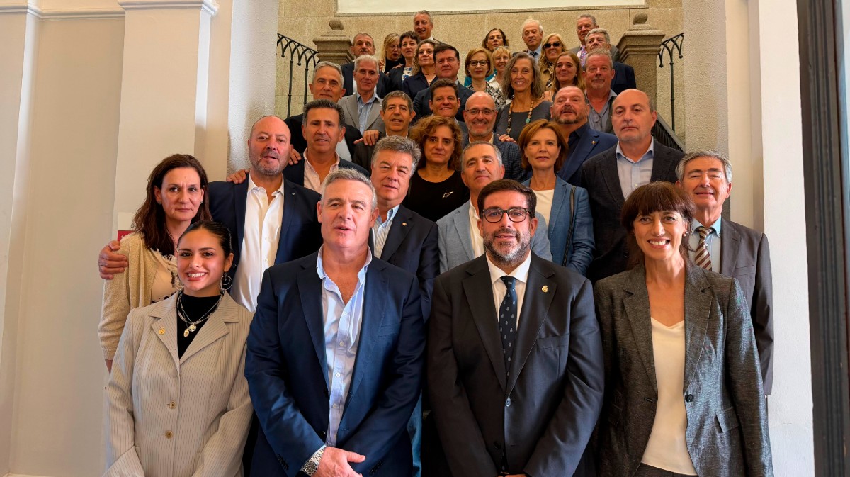 Miembros de la cuarta promoci&oacute;n de la Escuela de Polic&iacute;a en el Ayuntamiento de &Aacute;vila.