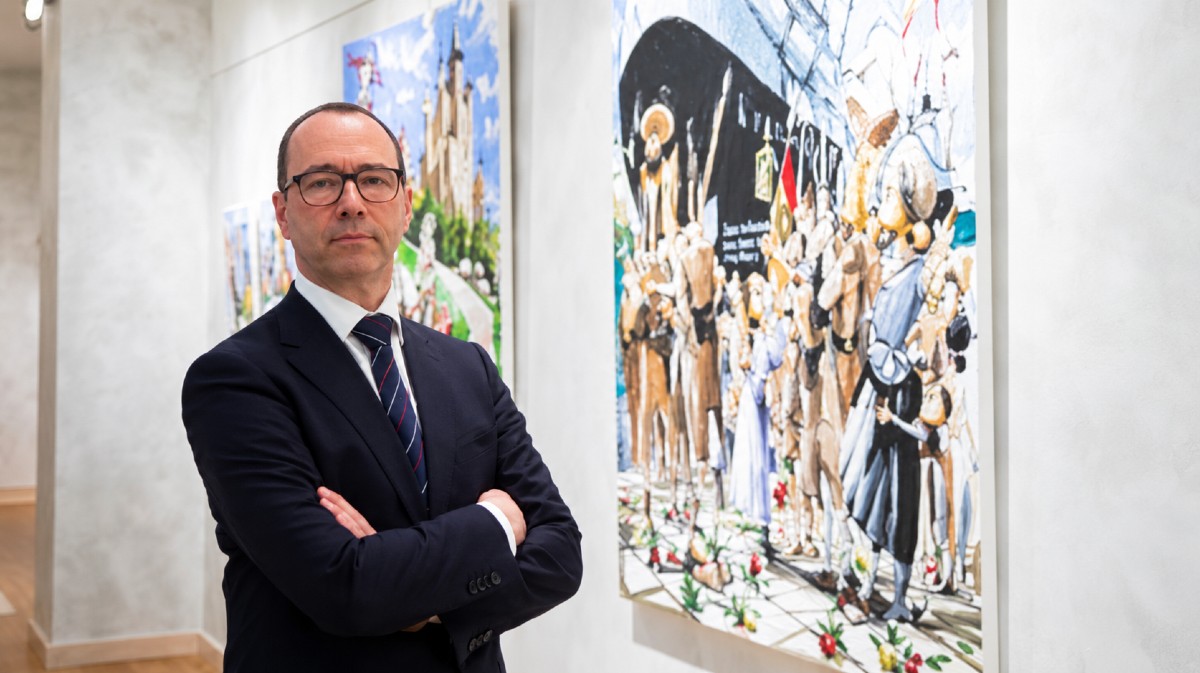 Jos&eacute; Manuel Esteban Guijarro ante una de sus obras.