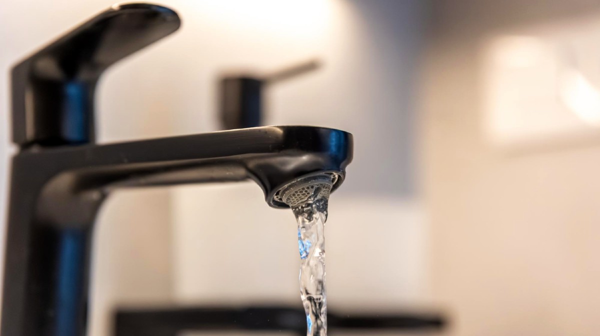 Imagen de agua corriente en un grifo.