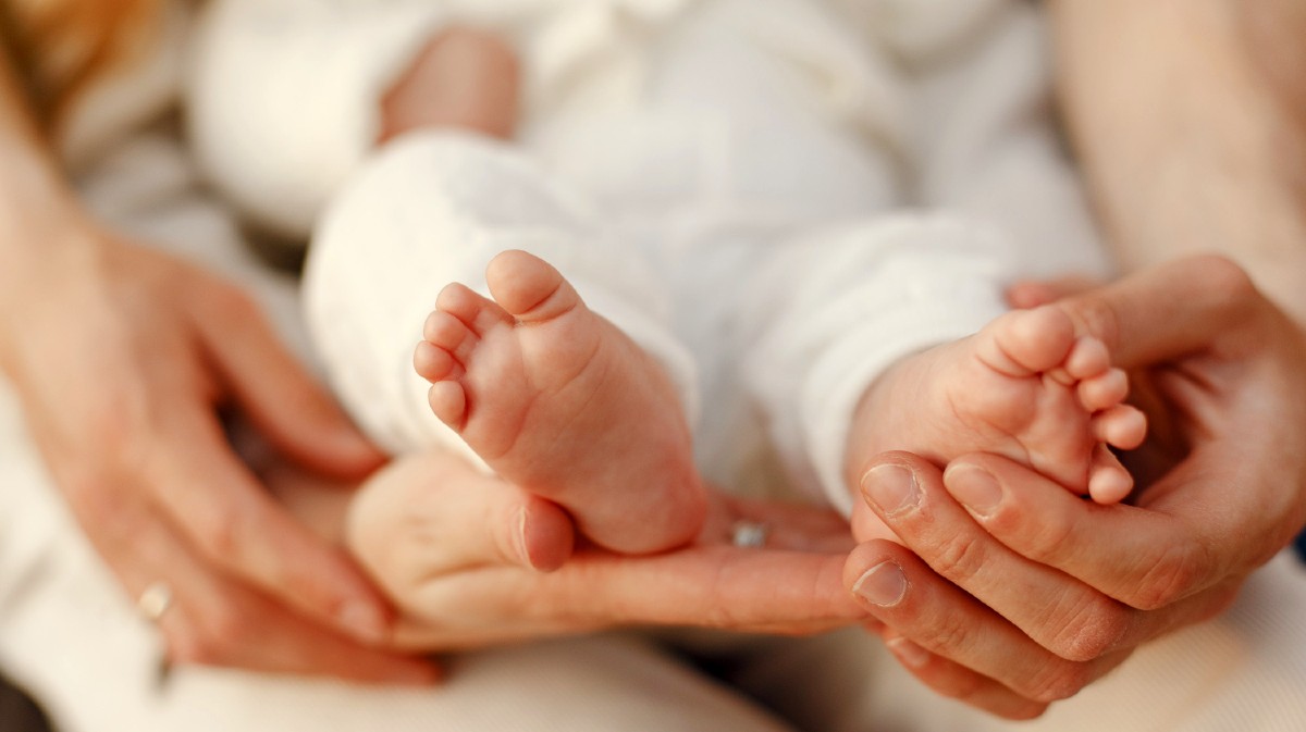 Imagen de archivo de un bebe con su madre.