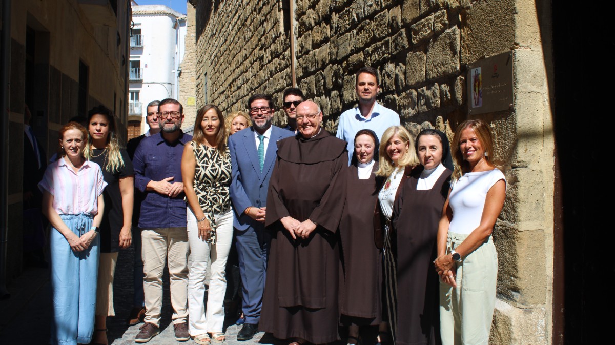 Descubrimiento en &Uacute;beda de la placa como Ciudad Amiga de la Red Huellas de Teresa.