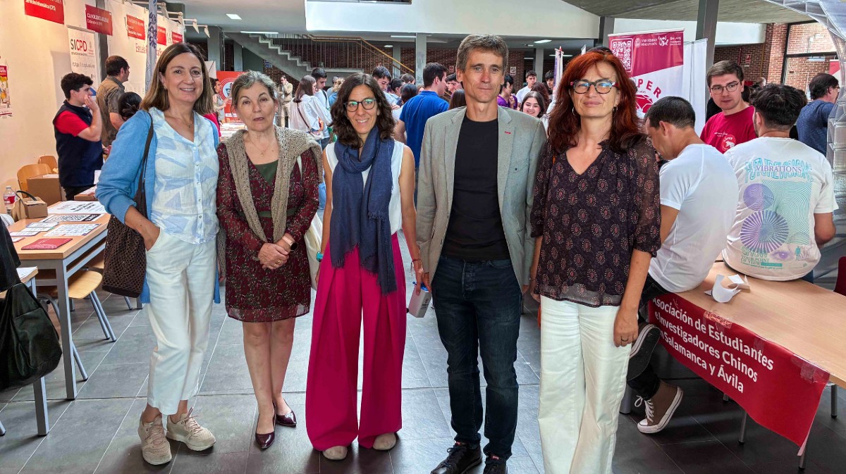 Responsables de la USAL y de los centros en &Aacute;vila en la Feria de Bienvenida.