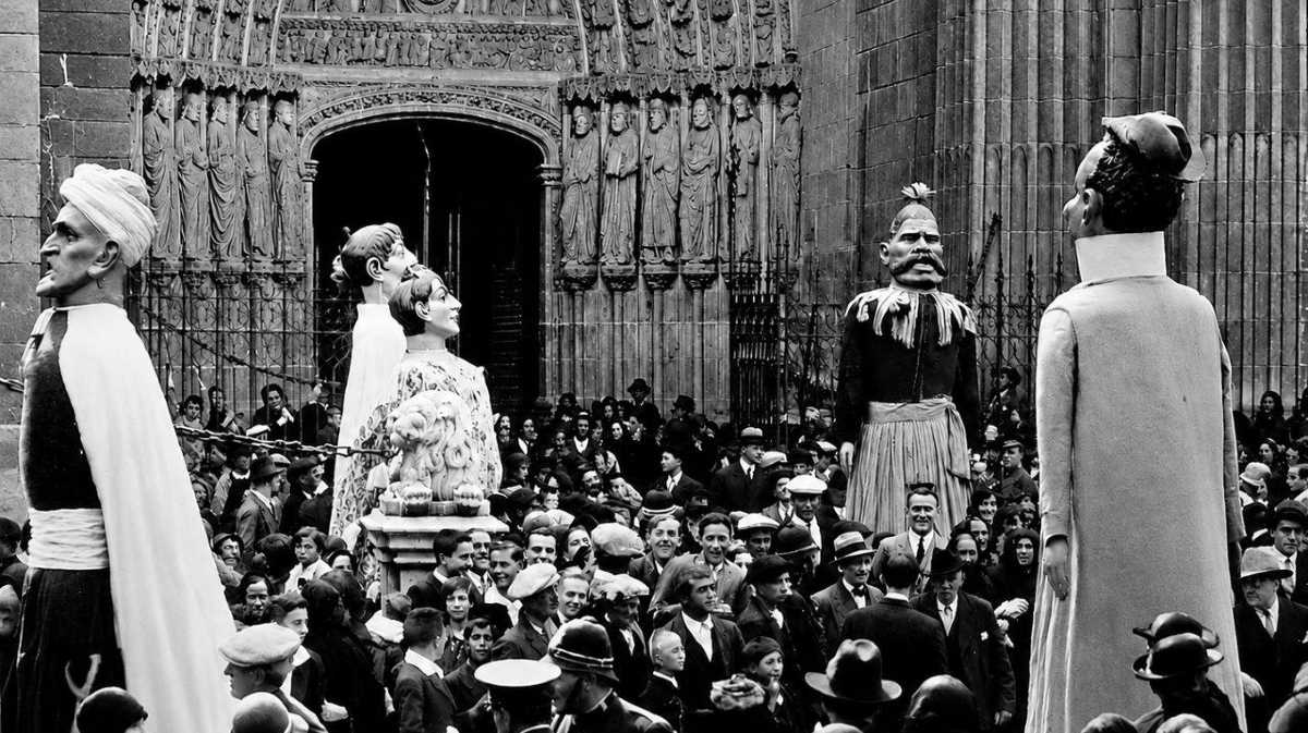&Aacute;vila. Autoridades en la procesi&oacute;n Santa Teresa. Gigantes y cabezudos. Fotograma, 1928.
