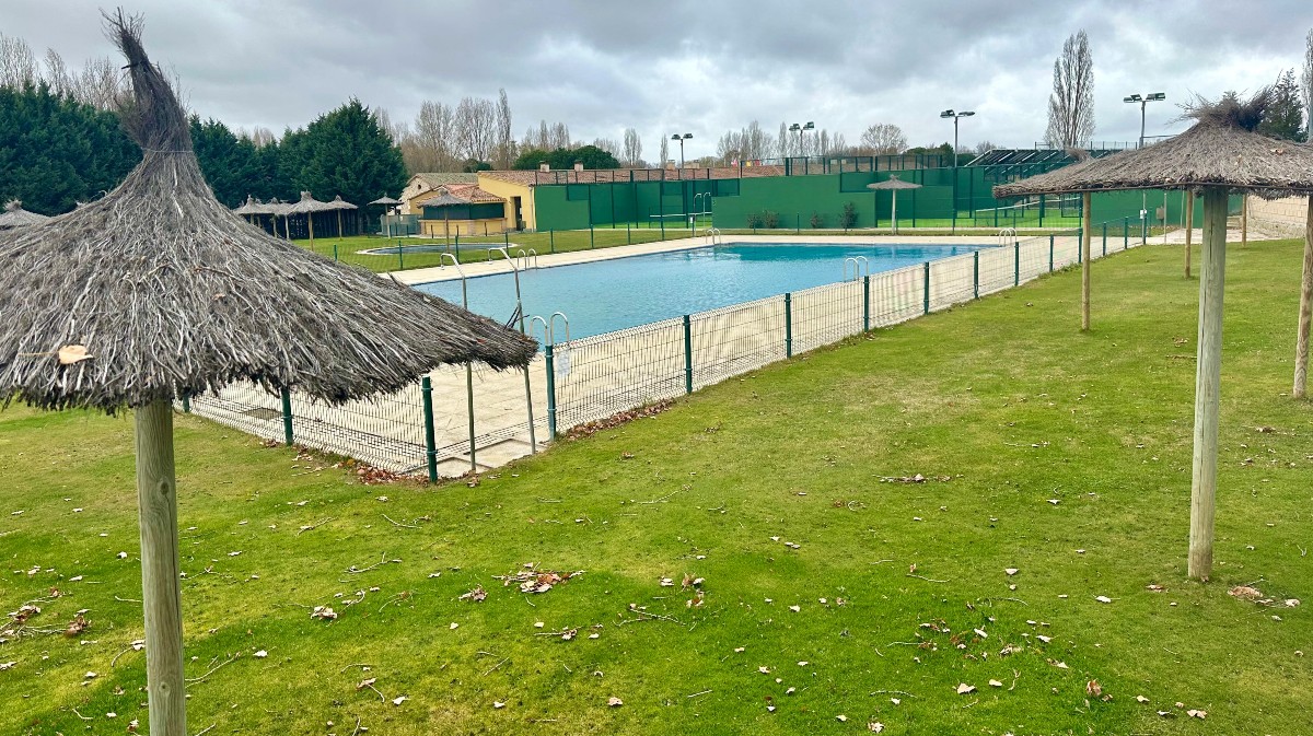 Piscina de Natur&aacute;vila.