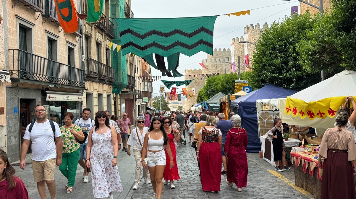 El Mercado Medieval en la calle San Segundo en la ma&ntilde;ana del s&aacute;bado.