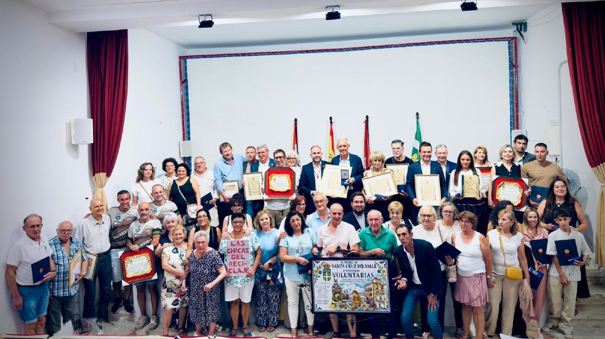 Santa Cruz del Valle reconoce a personas y entidades por su aportación al municipio