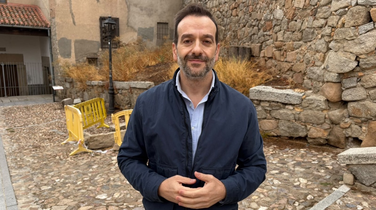 Jorge Pato, portavoz del PP frente al muro derrumbado