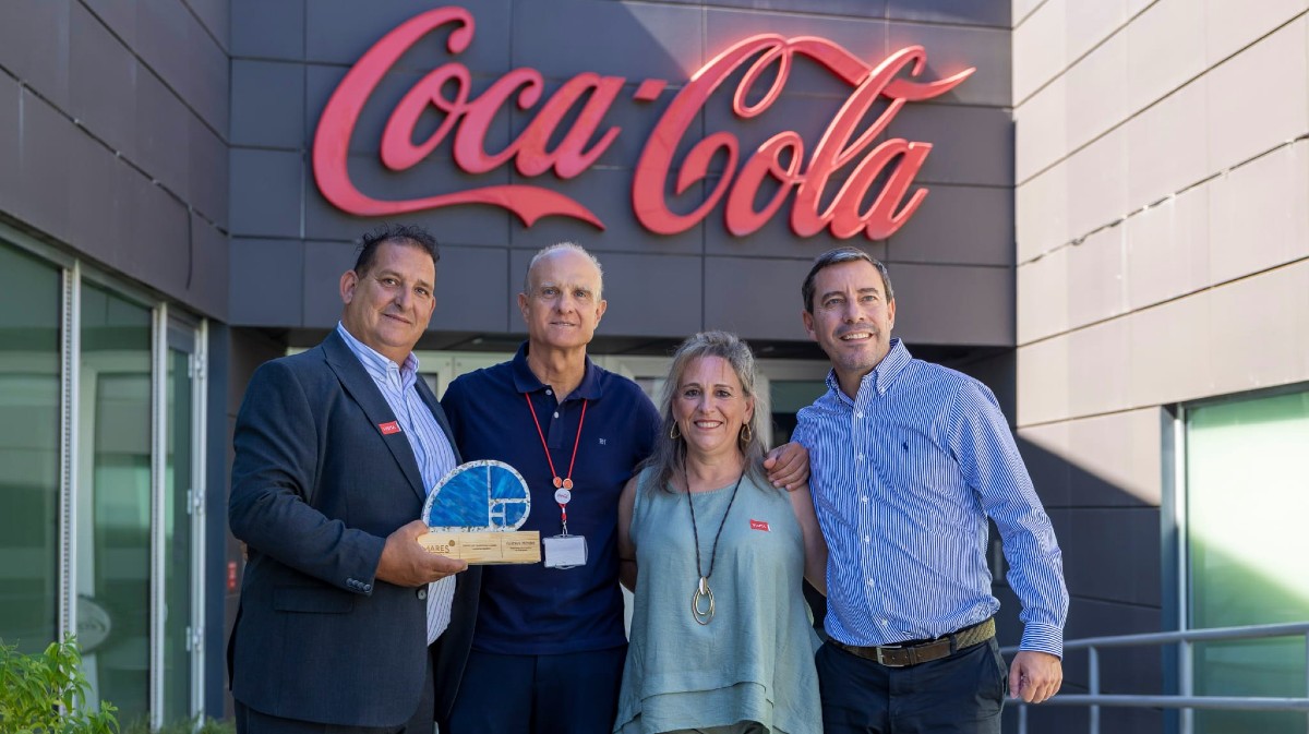 Gustavo M&eacute;ndez (izquierda) es reconocida por Mares Circulares de Coca-Cola.