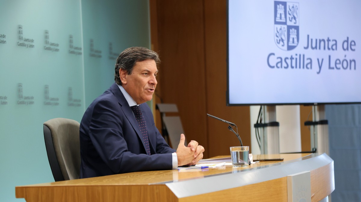 El portavoz de la Junta, Carlos Fern&aacute;ndez Carriedo, explica los acuerdos del Consejo de Gobierno.
