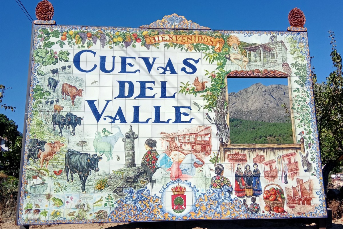 Mural de biemvenida a Cuevas del Valle.