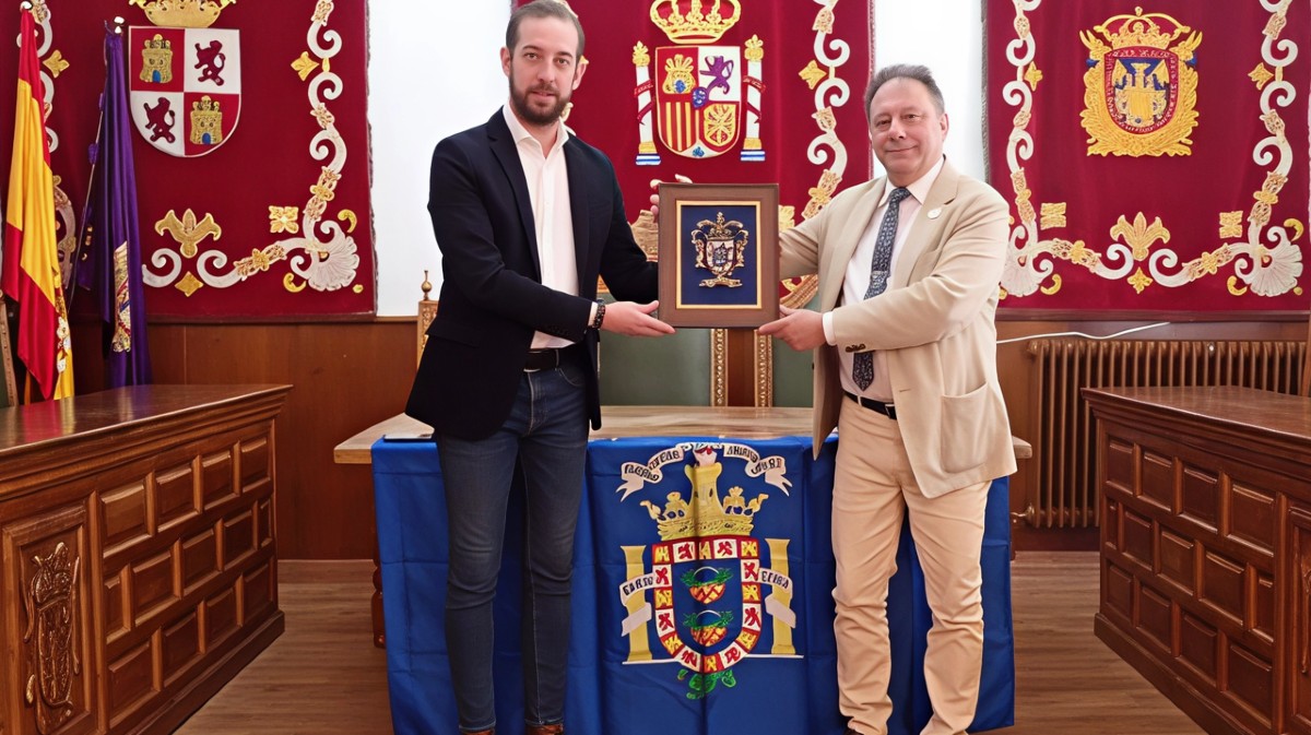 El alcalde de Madrigal, Jes&uacute;s del Campo, y Juanjo Florensa, miembro del Cap&iacute;tulo de Nobles Caballeros y Damas de la Reina Isabel la Cat&oacute;lica.