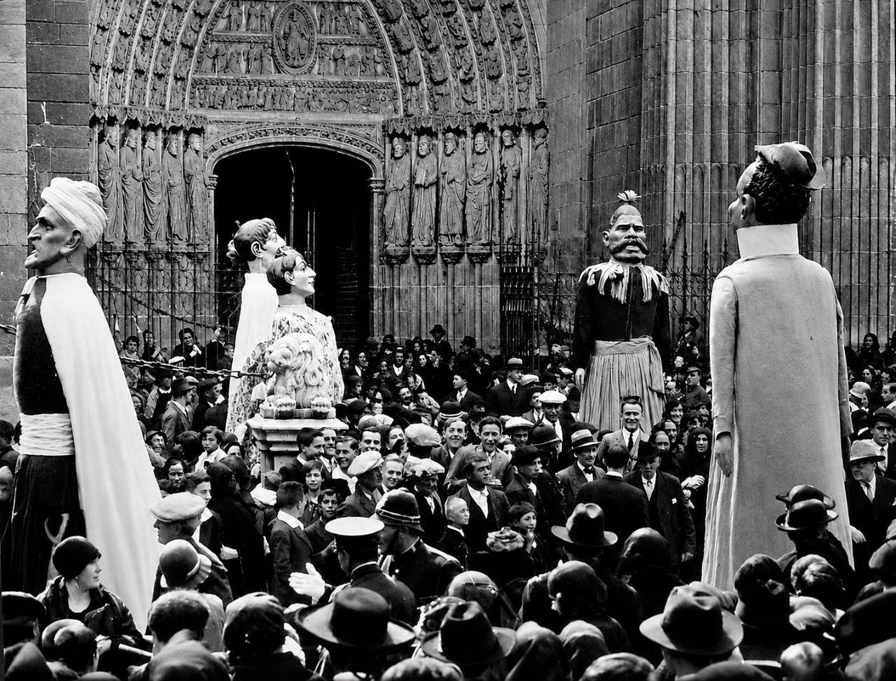 6. &Aacute;vila. Autoridades en la procesi&oacute;n Santa Teresa. Gigantes y cabezudos. Fotograma, 1928.