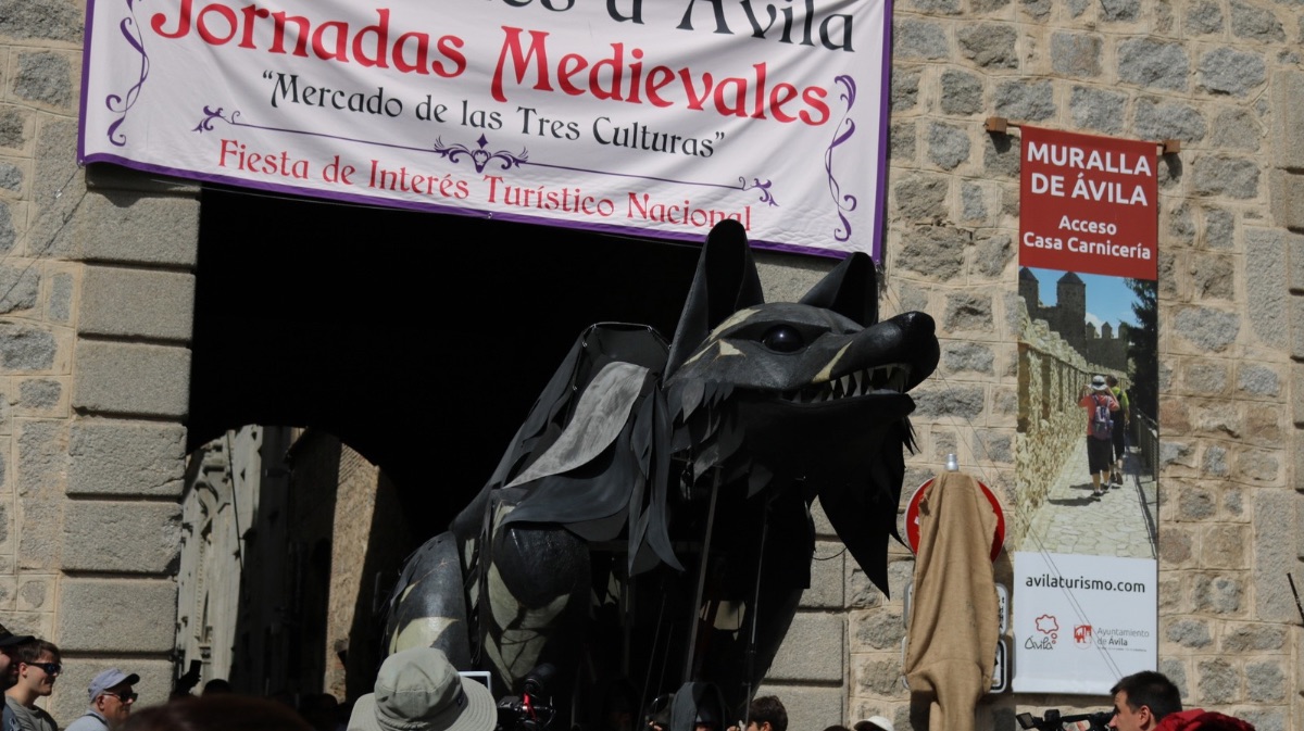&lsquo;Rouge Savage&rsquo;, la marioneta articulada inspirada en Caperucita Roja