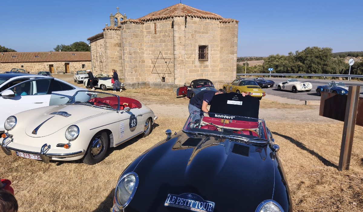 &lsquo;Petit tour&rsquo;, una comitiva de veh&iacute;culos hist&oacute;ricos en Gallegos de Sobrinos.