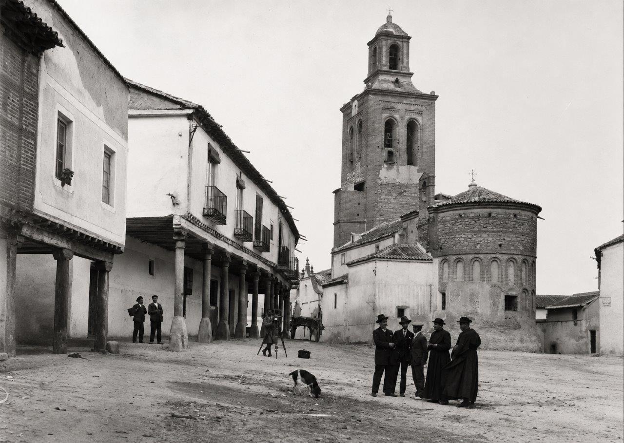 4. Equipo de rodaje en la plaza de Ar&eacute;valo. Foto Pelayo Mas Casta&ntilde;eda, 1928.
