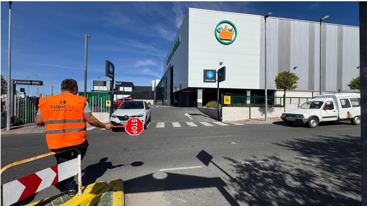 Veh&iacute;culos saliendo del supermercado