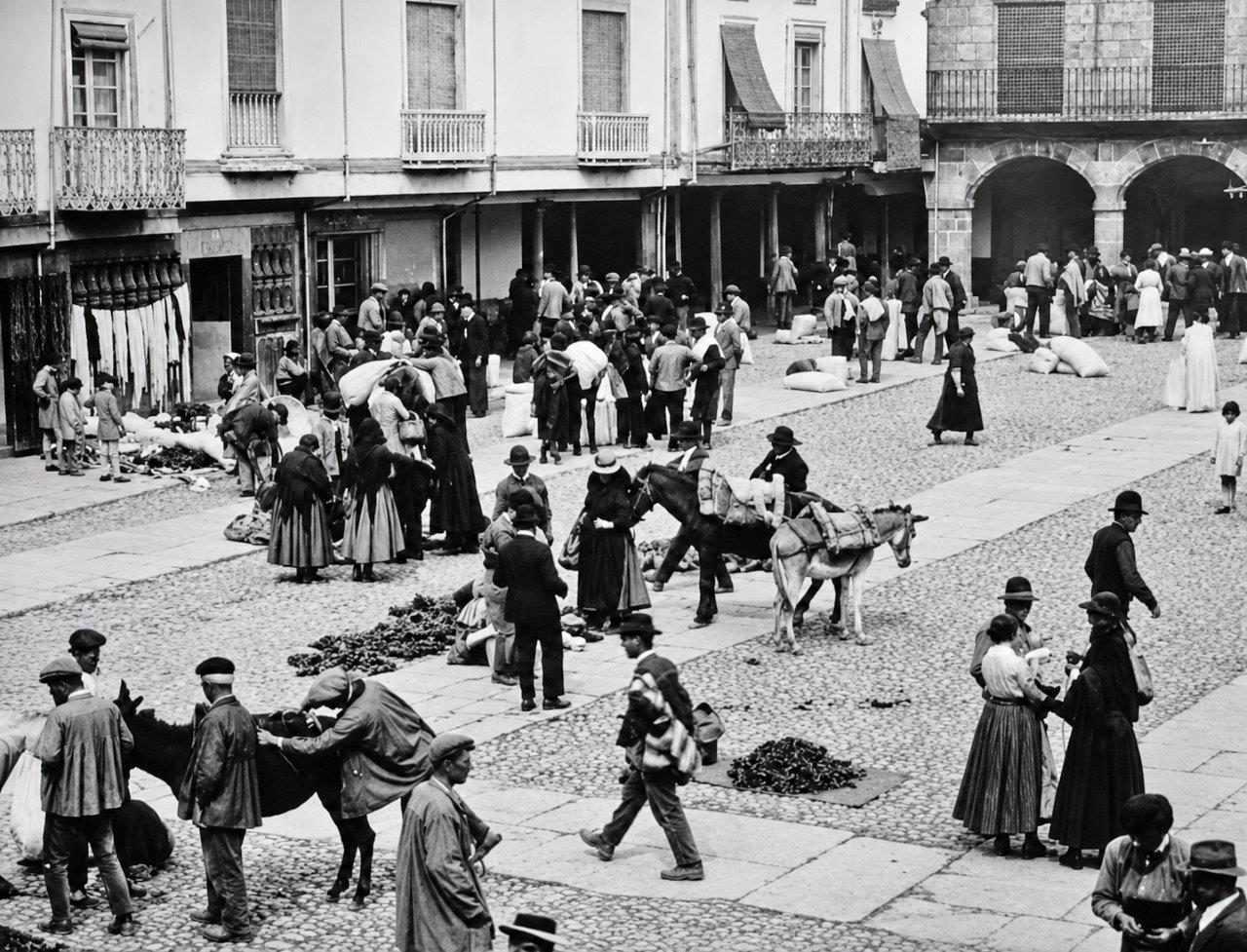 13. El Barco de &Aacute;vila. Mercado en la plaza. Fotograma, 1928.
