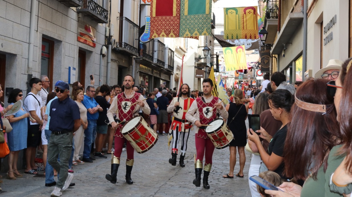 P&uacute;blico durante el desfile medieval