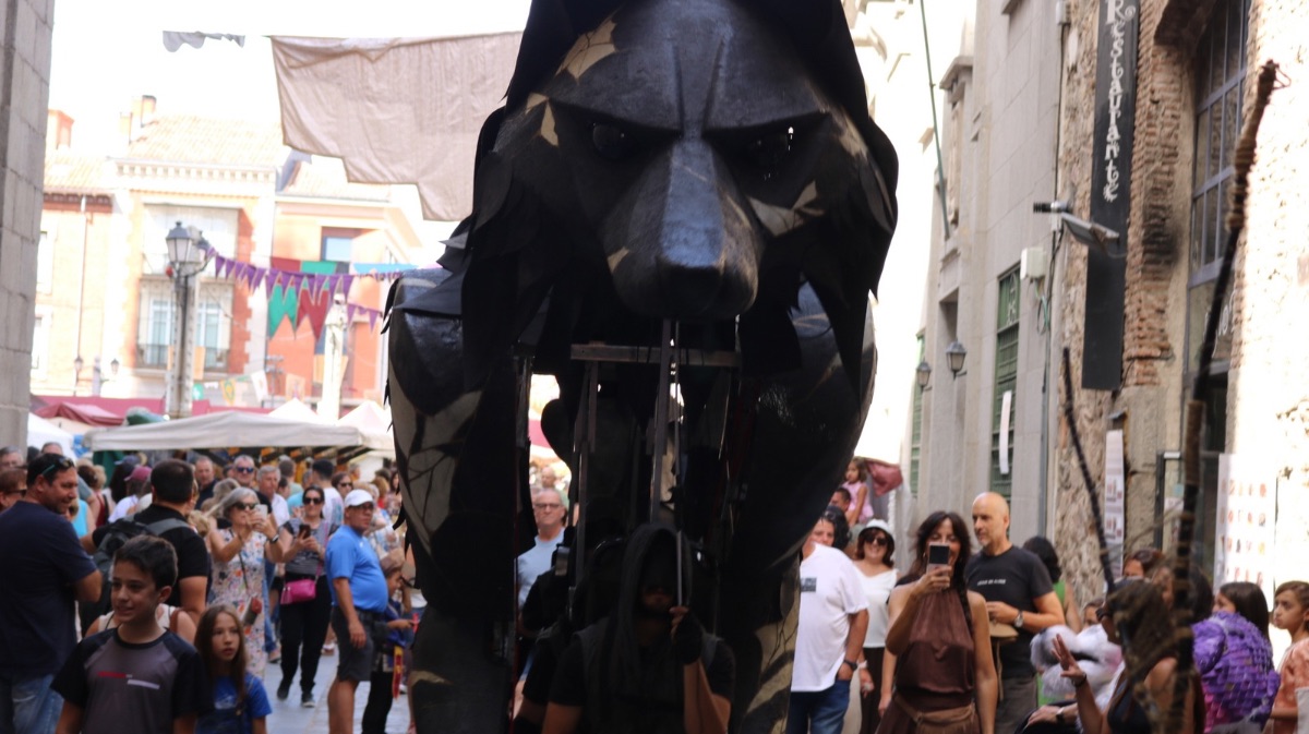 &lsquo;Rouge Savage&rsquo;, la marioneta articulada inspirada en Caperucita Roja