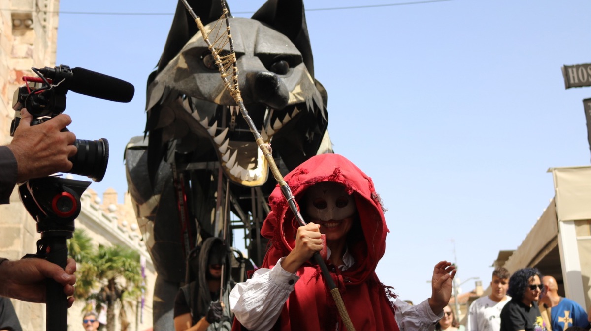 &lsquo;Rouge Savage&rsquo;, la marioneta articulada inspirada en Caperucita Roja