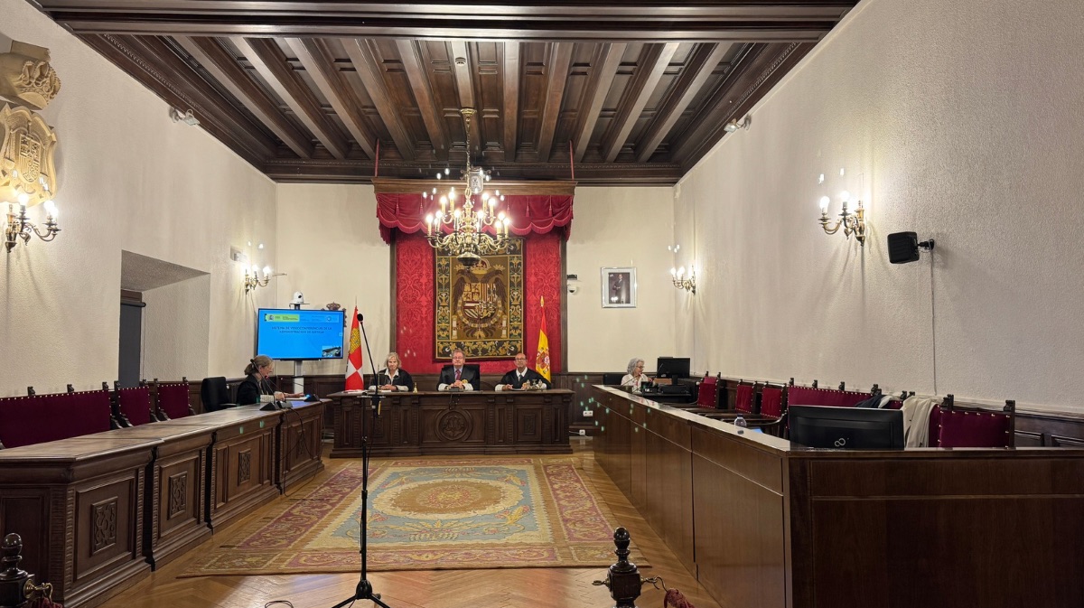 Sala de vistas de la Audiencia Provincial sin el acusado