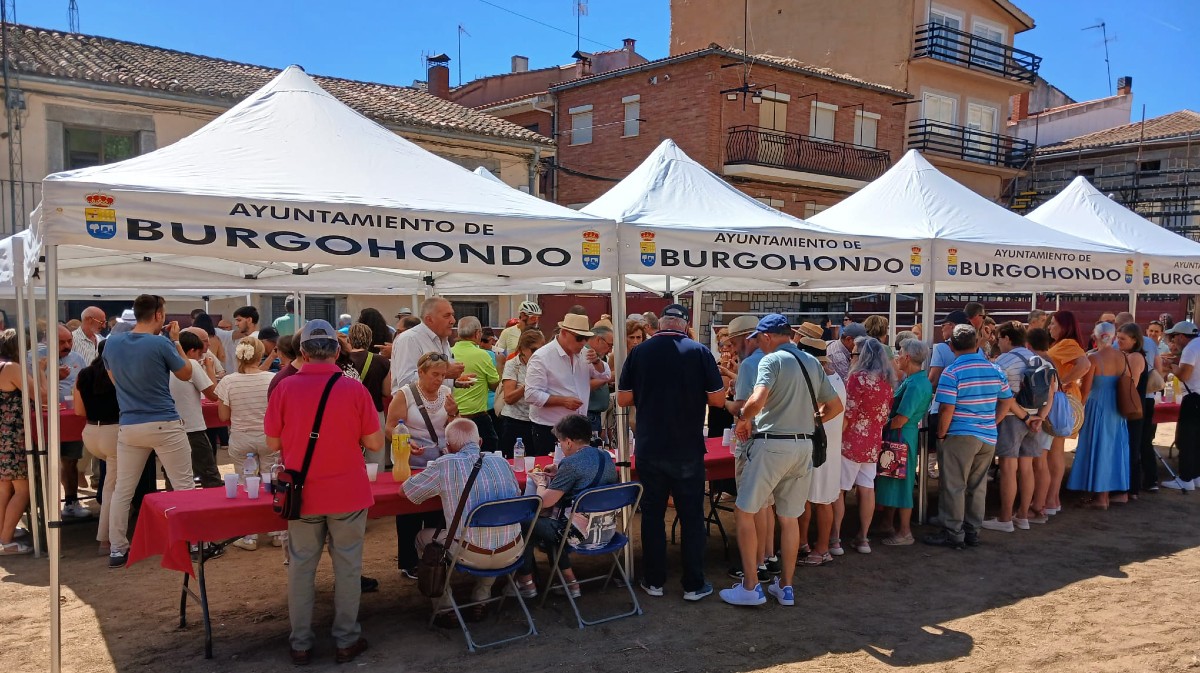 Una delegaci&oacute;n de Castropol en Burgohondo.