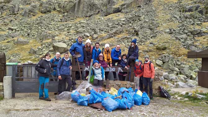 Recogida de basuras en Gredos.