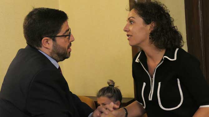 El alcalde saluda a Mónica López en su último pleno.