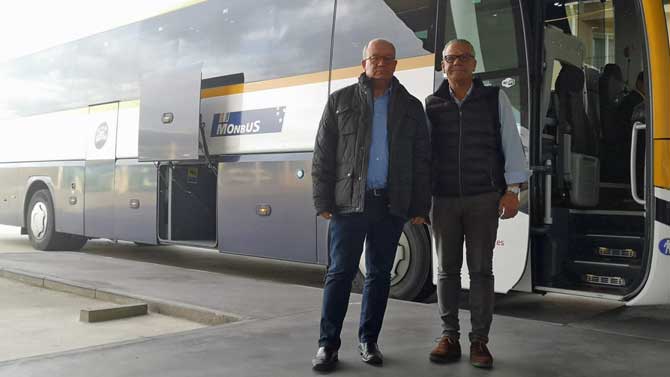 Jesús Caro y Víctor Morugij bajan del autiobús llegado de El Barco.