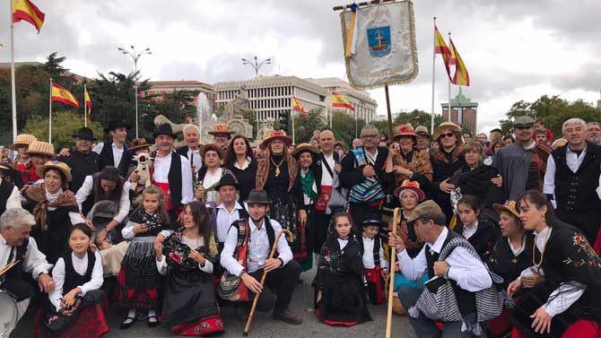 Grupo de baile y dulzaina de El Barco de Ávila en la fiesta de la trashumancia.