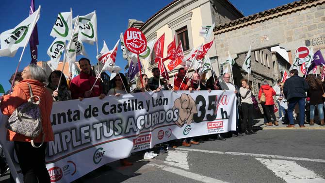 Concentración ante la Delegación de la junta en Ávila.