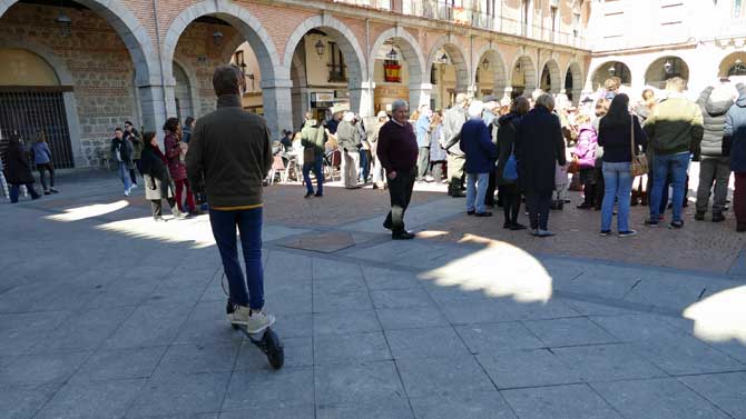 Patinete circulando por Ávila.