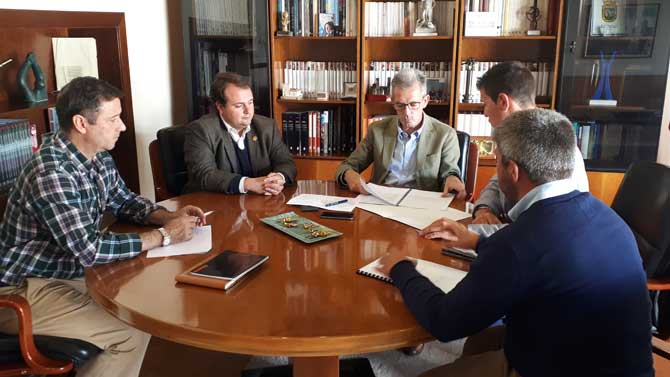 Reunión del delegado de la Junta con el alcalde de Maello y el diputado de Cultura.