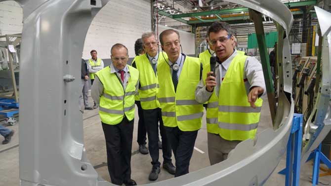 El consejero de Empleo en su visita a la fábrica de Nissan.