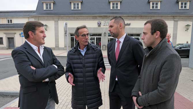 Los candidatos Jaime Palacios y Gonzalo González de Vega, junto a José Ramón Budiño, presidente de Por Ávila, y Alberto Encinar, portavoz en Diputación.