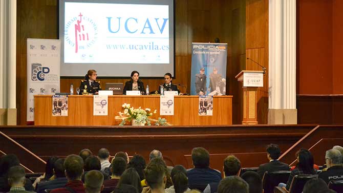 Conferencia sobre la presencia de la mujer en la Polic&iacute;a.