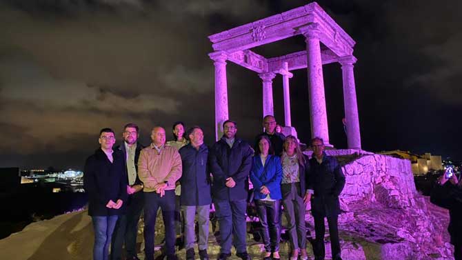 Cuatro Postes iluminados de color violeta.