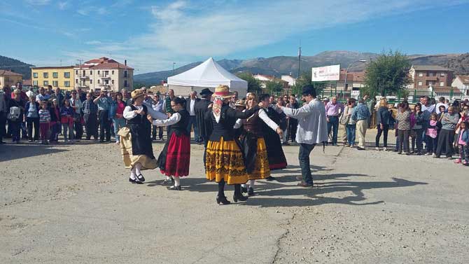 Jotas y dulzaina en una edición anterior de la feria de ganado de El Barco.